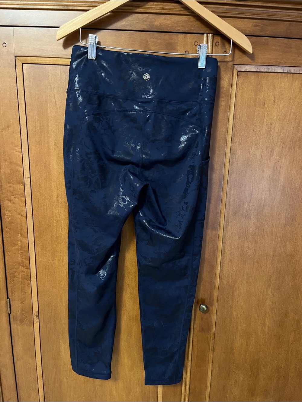 Lilly Pulitzer Navy Blue luxlrtic Leggings size M. Like New - Picture 2 of 3